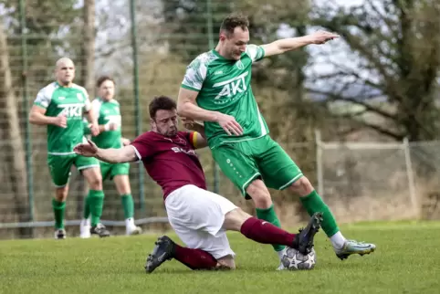 Gerät der SV Katzweiler, wie hier Cedric Brozeit (rechts, im Spiel gegen Gundersweiler), noch ein weiteres Mal ins Straucheln?