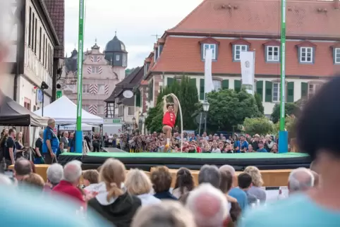 Zahlreiche Zuschauer waren vor das Schloss gekommen.