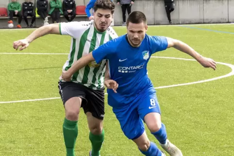 Kevin Apfel (rechts) im Spiel gegen den SV Altleiningen.