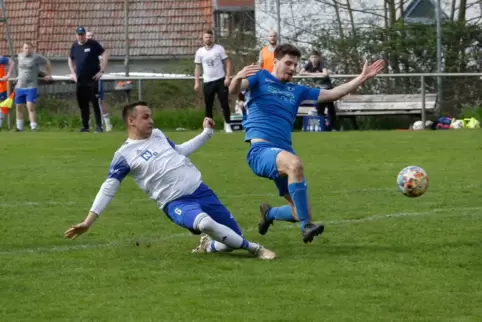 Marcel Mehler (links), Spieltrainer des SV Imsbach, ist trotz der verpassten Aufstiegsrelegation zufrieden mit der Runde.