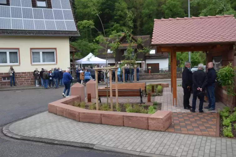 Der Dorfmittelpunkt wurde neu gestaltet und trägt den Namen „Petersbächler Maischdubb“. 