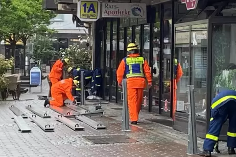 In der Gaststätte Jonis am Hallplatz pumpte die Feuerwehr Wasser aus dem Keller.