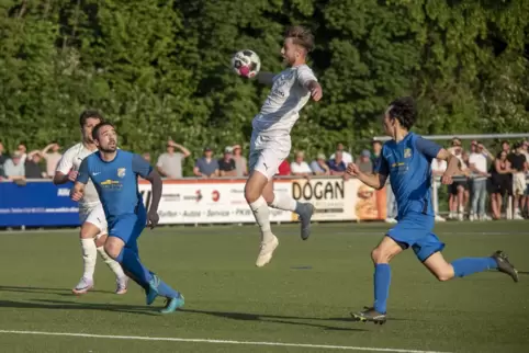 Verlässt Offenbach: Jonas Dörrzapf (Mitte) am Ball. 