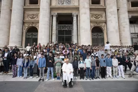 Die jungen Speyerer Sängerinnen und Sänger treffen Papst Franziskus. 