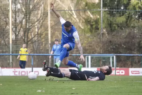 A-Klasse: FV Kindsbach (in Blau) gegen FV Kusel.