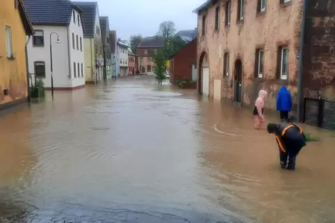 Land unter herrschte bereits am Nachmittag in der Lauerstraße in Hornbach.