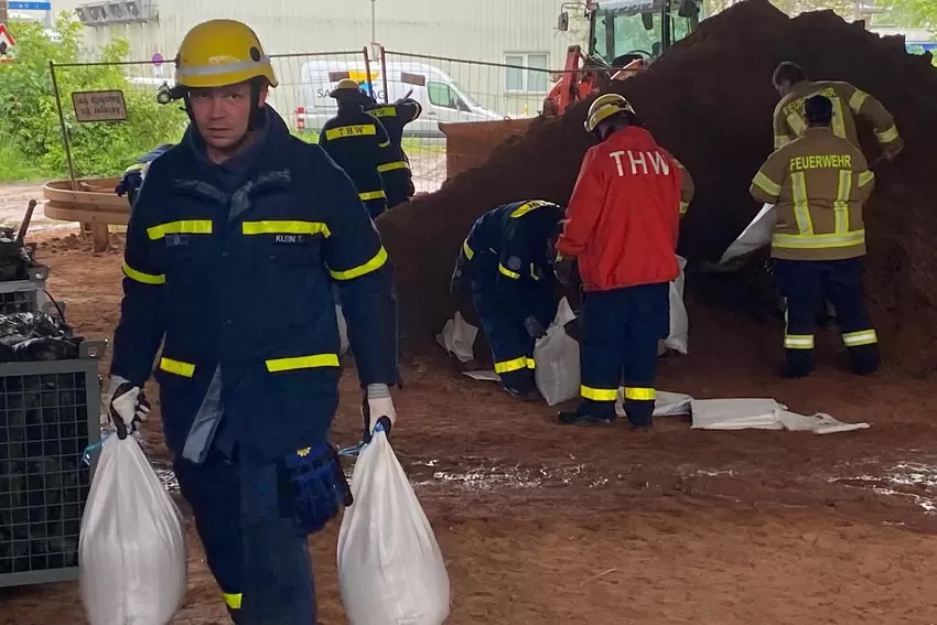 In der Schlachthofstraße füllten THW und Feuerwehr Sandsäcke.