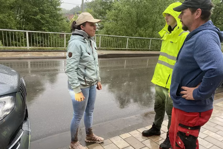 Contwigs Bürgermeisterin Nadine Brinette – hier mit den Helfern Paul Bundrück und Peter Maurer (von links) – war sichtlich gezei