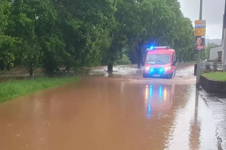 Der Schwarzbach hat in Thaleischweiler-Fröschen die Uferstraße überflutet. Die Feuerwehr rechnet mit einem Rekordpegel am Samsta