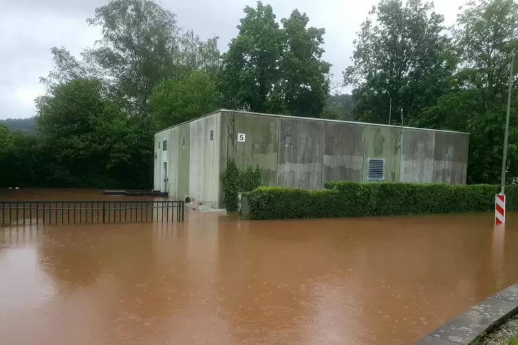 Die Schauerberger Feuerwehr sicherte das überflutete Hauptverteilungszentrum der Telekom in Thaleischweiler. 