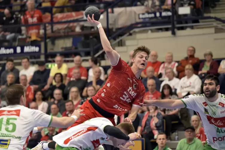 Sebastian Trost erzielt hier das 12:13 für die Eulen Ludwigshafen .