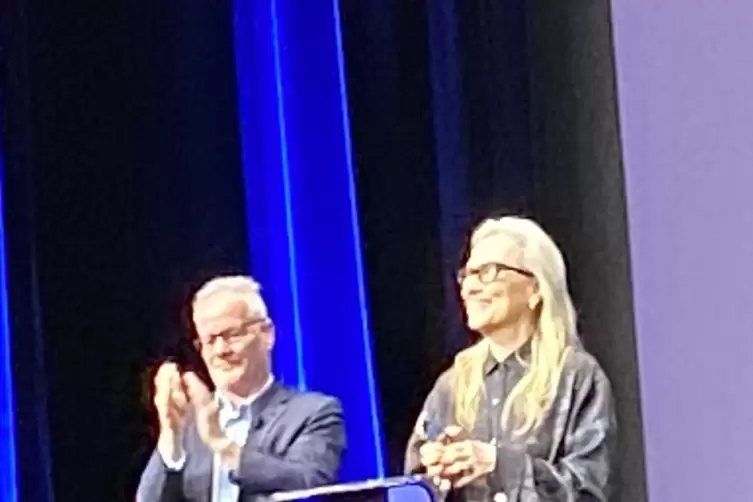 Festivalleiter Thierry Frémaux mit Meryl Streep beim öffentlichen Rendez-vous in Cannes. 