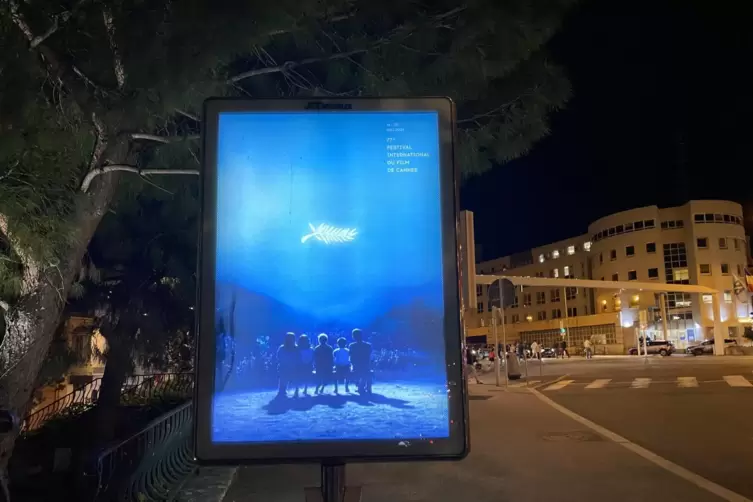 So wirkt das Festivalplakat nachts auf den Straßen von Cannes. 
