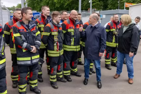 Olaf Scholz am Samstag im Gespräch mit Einsatzkräften im Saarland.