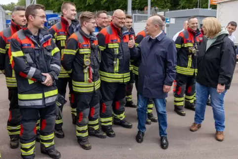  Der Kanzler in Bluejeans und mit Gummistiefeln: Olaf Scholz (Mitte, SPD) besucht am Samstag mit Saar-Ministerpräsidentin Anke R