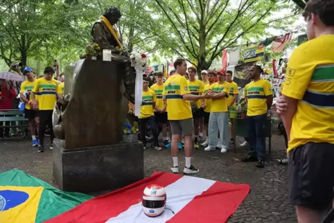 Sebastian Vettel versammelt das aktuelle Fahrerfeld in Imola, um an Ayrton Senna und Roland Ratzenberger zu erinnern. Vor 30 Jah