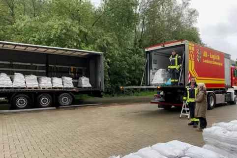 Am Katastrophenschutzzentrum des Landkreises in Rodalben werden Sandsäcke verladen, zeigt Landrätin Susanne Ganster.