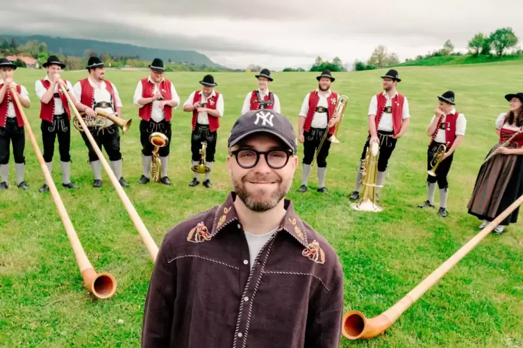 Mark Forster und die Alphorn-Bläser. 