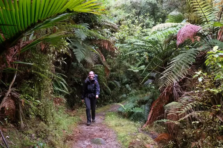 Wanderin Caroline Webb auf dem Heaphy Track in Neuseeland