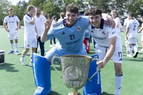 Die beiden Mannheimer Adrian Rafi (links) und Andreas Rafi zeigen stolz den Pokal. 