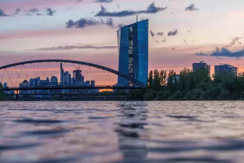 Die Europäische Zentralbank in Frankfurt ist Ziel eines Ausflugs der französischen Delegation und ihrer Gastgeber. 