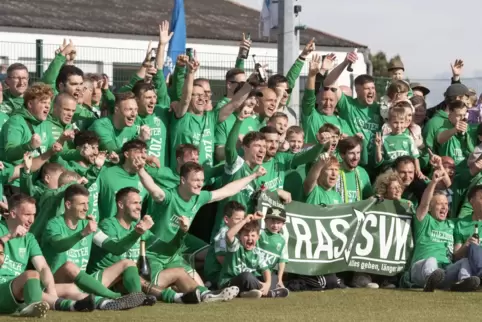 Katzweiler jubelt: Das Meisterteam feiert gleich mal auf dem Platz, danach im Clubheim und einen Tag später auf seinem Vereinsge