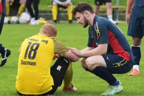 Abstiegstrauer: Der Mainzer Joscha Marzi versucht, Hermersbergs Verteidiger Marius Dausmann zu trösten.