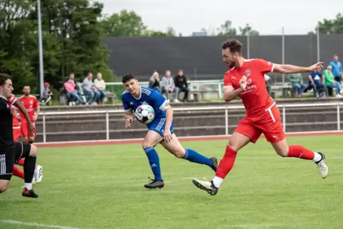  Jan Löffelmann mit dem Tor der Offenbacher zum 1:2. 