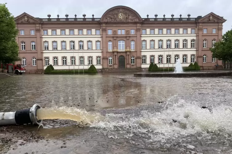 Am Schlossplatz wurden Erinnerungen an das Weihnachtshochwasser vor 30 Jahren wach. 