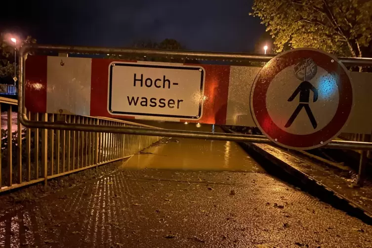 In der Allee wurden die Unterführungen unter der Saarlandstraße gesperrt. 