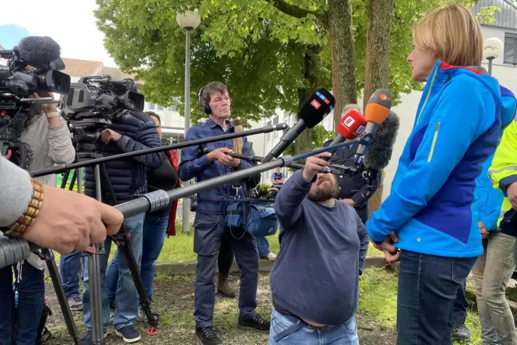 Ministerpräsidentin Malu Dreyer bei einer Pressekonferenz am Rathaus. 