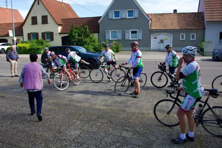 Geschafft: Marie-Lorraine Braun (lila Weste) eilt den Radlern aus Longvic entgegen