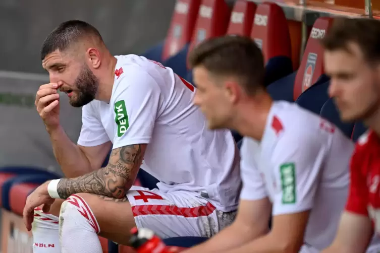 Julian Chabot sitzt nach dem Spiel auf der Bank und weint.