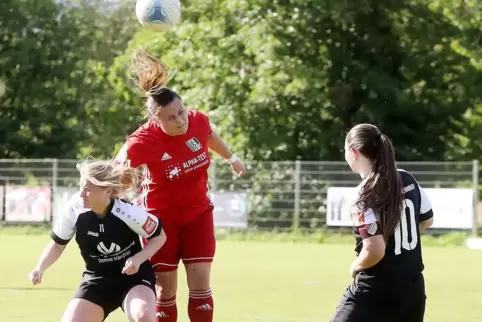 Die Niederkirchenerin Jasmin Mackert (Mitte) setzt sich mit einem Kopfball gegen Hannah Arnolds (links) und Noemie Trieloff durc