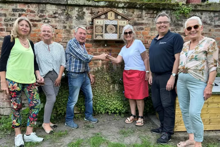 Stolz: Vertreter der SWG mit Bauherr Fritz Hochreither (Dritter von links) übergeben ein Bienenhotel.