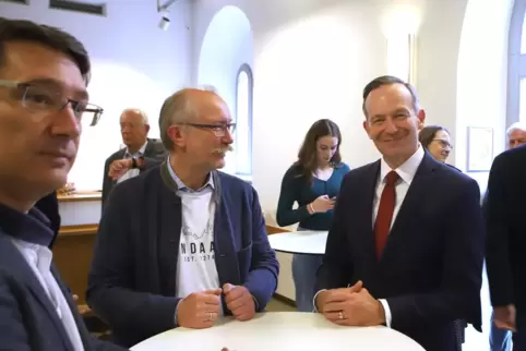 Volker Wissing im Alten Kaufhaus, mit Jochen Silbernagel (Mitte) und Stadtrat Carsten Triebel (links). 