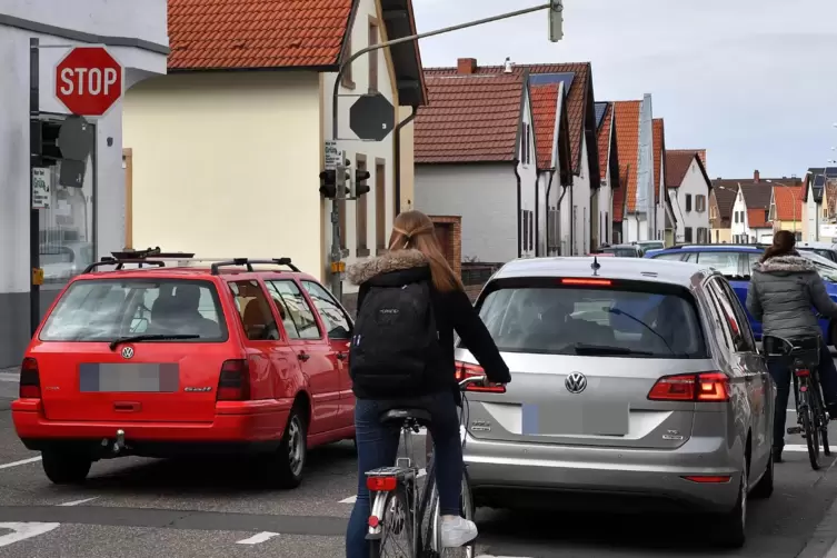 Viel Pkw-Individualverkehr, teilweise fehlende Radwege: Straßenbild in Haßloch. 
