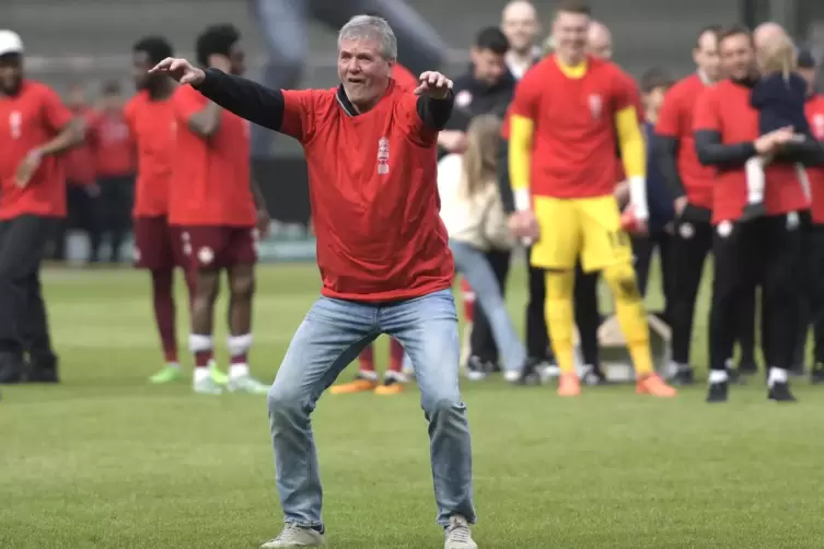 Friedhelm Funkel wurde vor der Westkurve gefeiert. Das rührte den scheidenden Trainer zu Tränen.