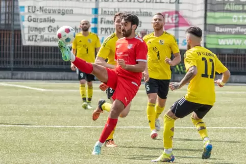  Müslüm Talsik, Schütze des letzten Tores für den Meister TSV Landau, mit den Erlenbachern Christian Scozia (2), Philipp Tavares