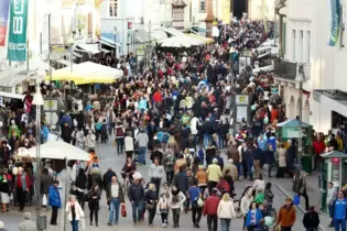 Viele Kunden, viele Einkaufstüten in der Hand: verkaufsoffener Sonntag 2014 in Speyer.