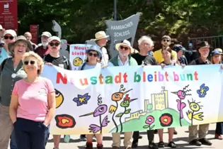 Das eine Ende der Menschenkette auf dem Wendehammer unterhalb des Hambacher Schlosses.