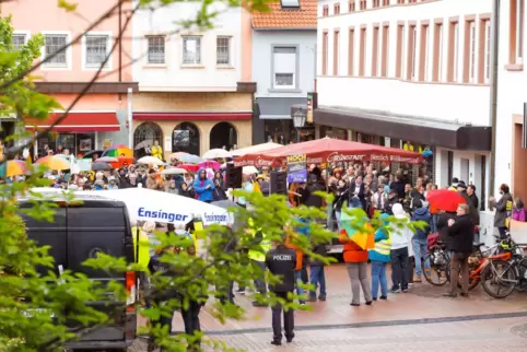 Trotz Regen und Ferienbeginn versammelten sich die Menschen auf dem Schillerplatz. 