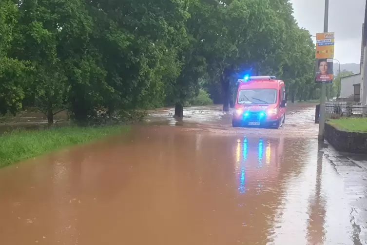 Die Uferstraße in Thaleischweiler-Fröschen stand unter Wasser.