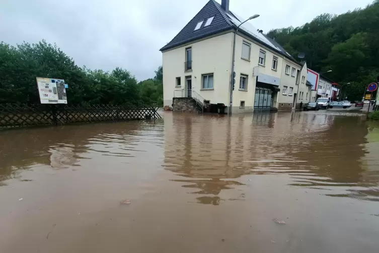 Wegen des Hochwassers waren die tieferliegenden Teile der Alleestraße in Burgalben gesperrt worden. 