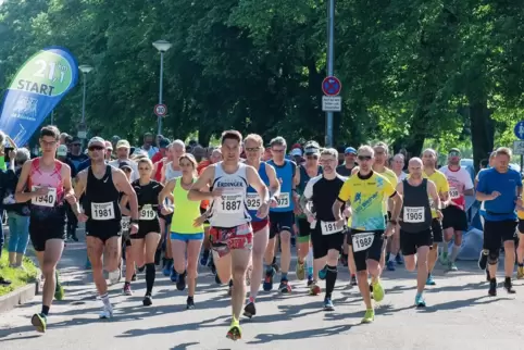 Der Halbmarathon ist los. In der Mitte mit der 1887 Sieger Christian Stöckl, links Eric Nies. 