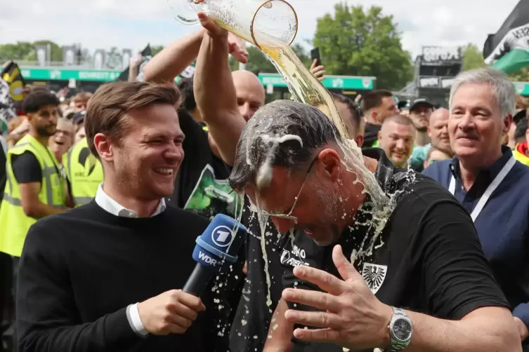 Die unvermeidliche Bierdusche für Sascha Hildmann, den gebürtigen Kaiserslauterer, von 2018 bis 2019 Cheftrainer des FCK. 