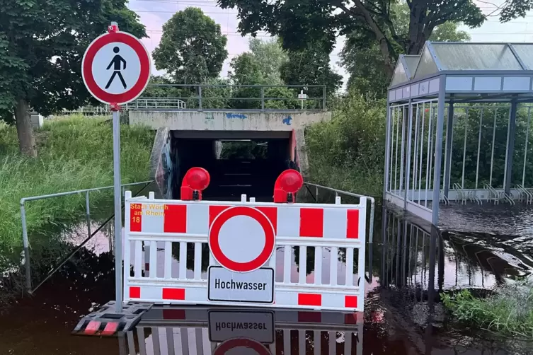 Bahnunterführung wegen Hochwasser gesperrt. 