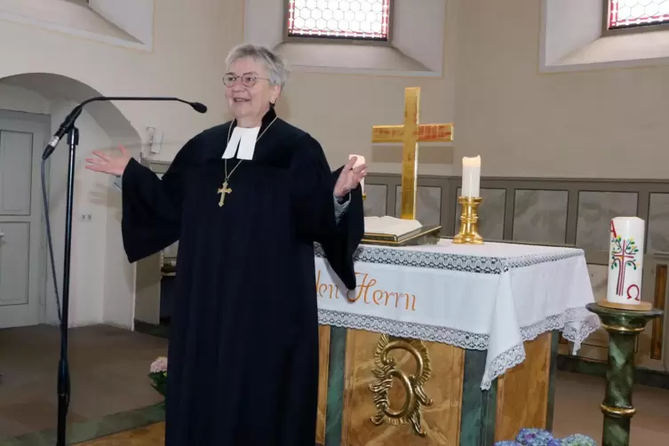  Kirchenpräsidentin Dorothee Wüst in der evangelischen Kirche in Winnweiler. 