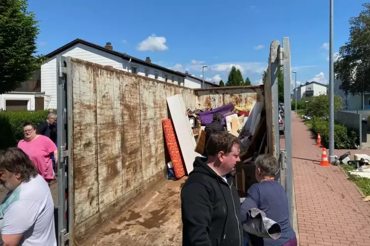 In der Tilsitstraße in Zweibrücken laufen am Pfingstmontag 2024 die Aufräumarbeiten nach dem Hochwasser.