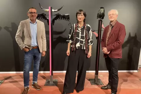 Carl-August Seibel (links) begrüßt das Künstlerpaar Ingrid Sturm und Paul-Albert Wagemann zur Sonderausstellung im Schuhmuseum.